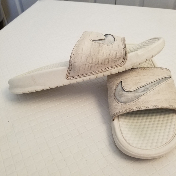 Nike Benassi Sandal White Women Size 7 AO1036-100 - Picture 2 of 6